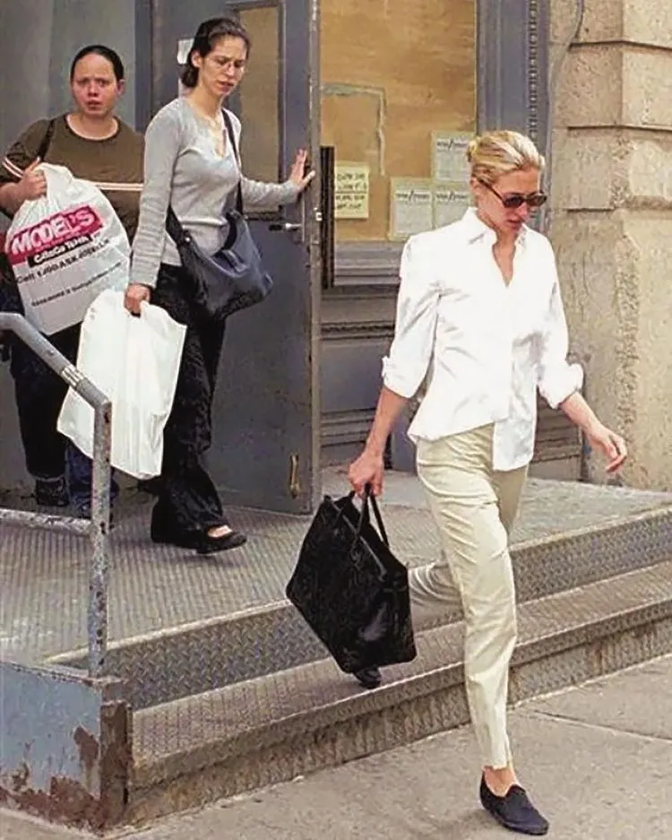 90s Minimalist Outfits You Can Copy This Summer 90s minimalist outfit Carolyn Bessette neutral outfit simple chic style