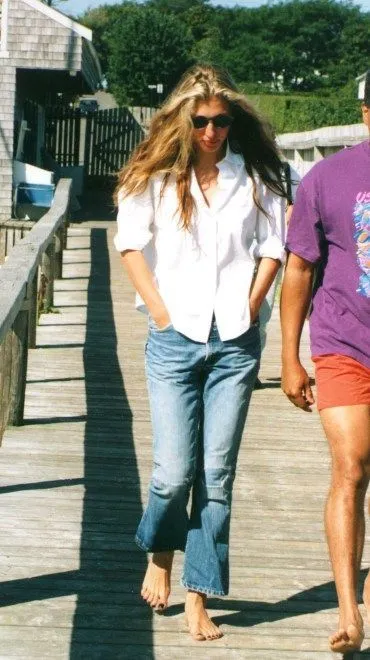 90s Minimalist Outfits You Can Copy This Summer 90s minimalist outfit white shirt straight jeans